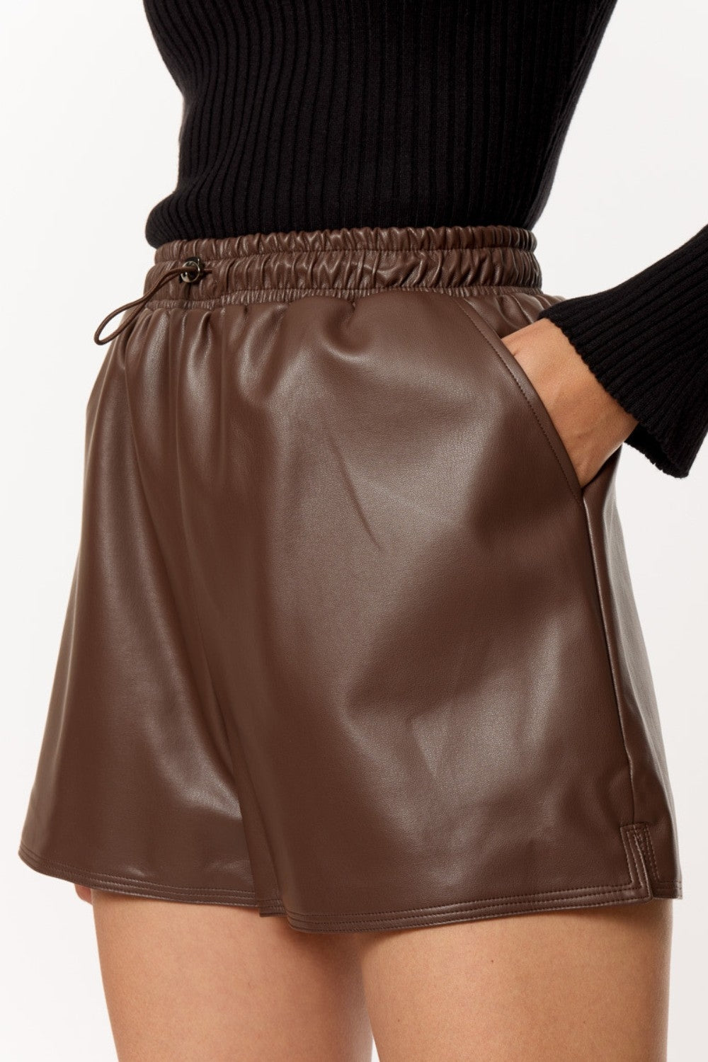 Pantaloncini in ecopelle marrone con arricciatura in vita con coulisse