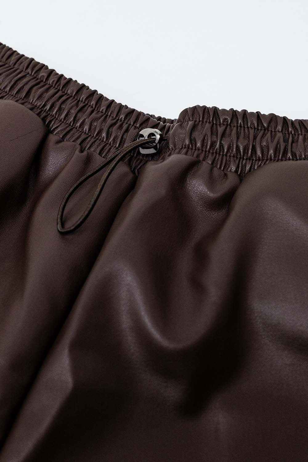 Pantaloncini in ecopelle marrone con arricciatura in vita con coulisse