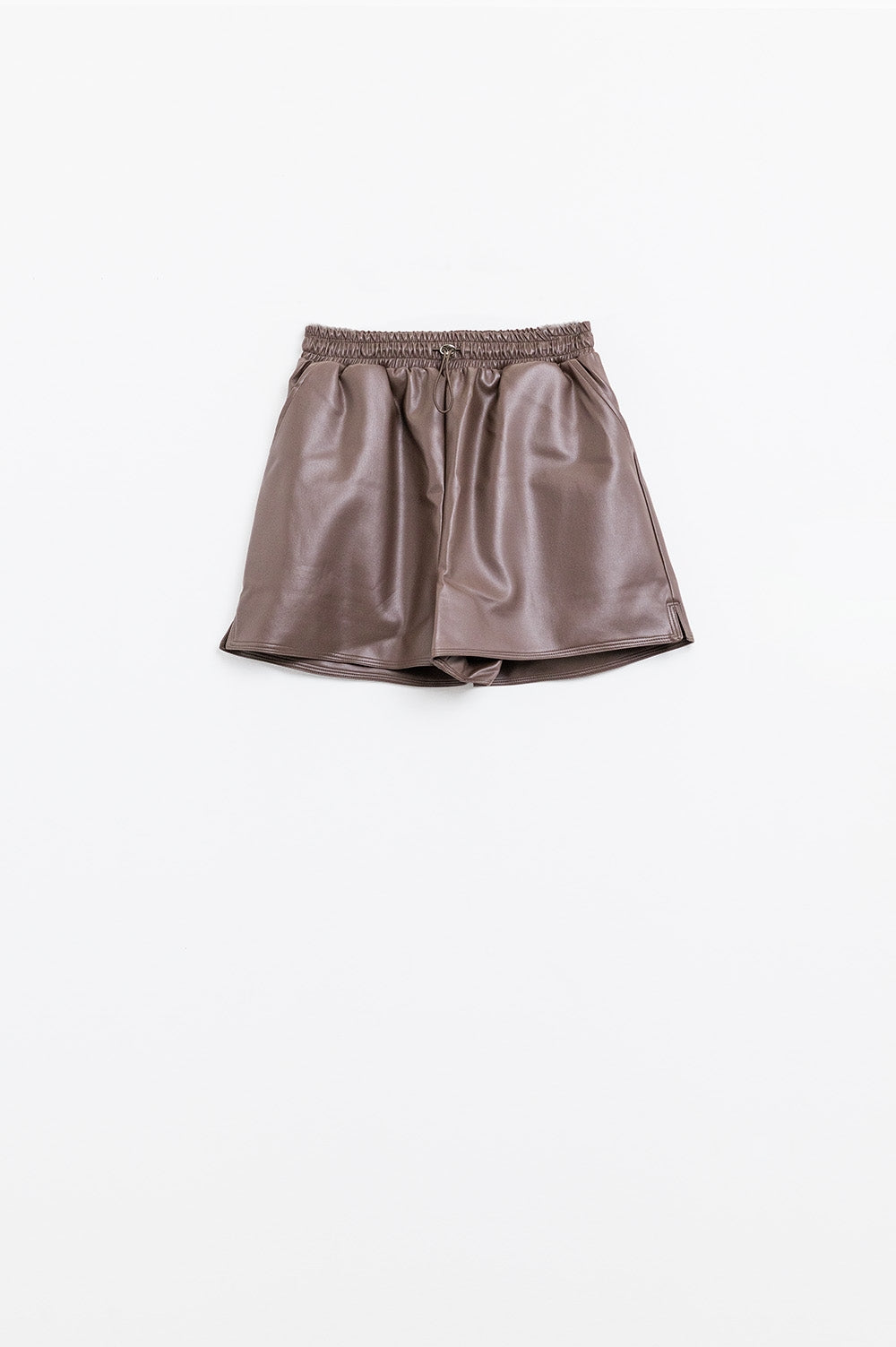 Pantaloncini in ecopelle marrone con arricciatura in vita con coulisse