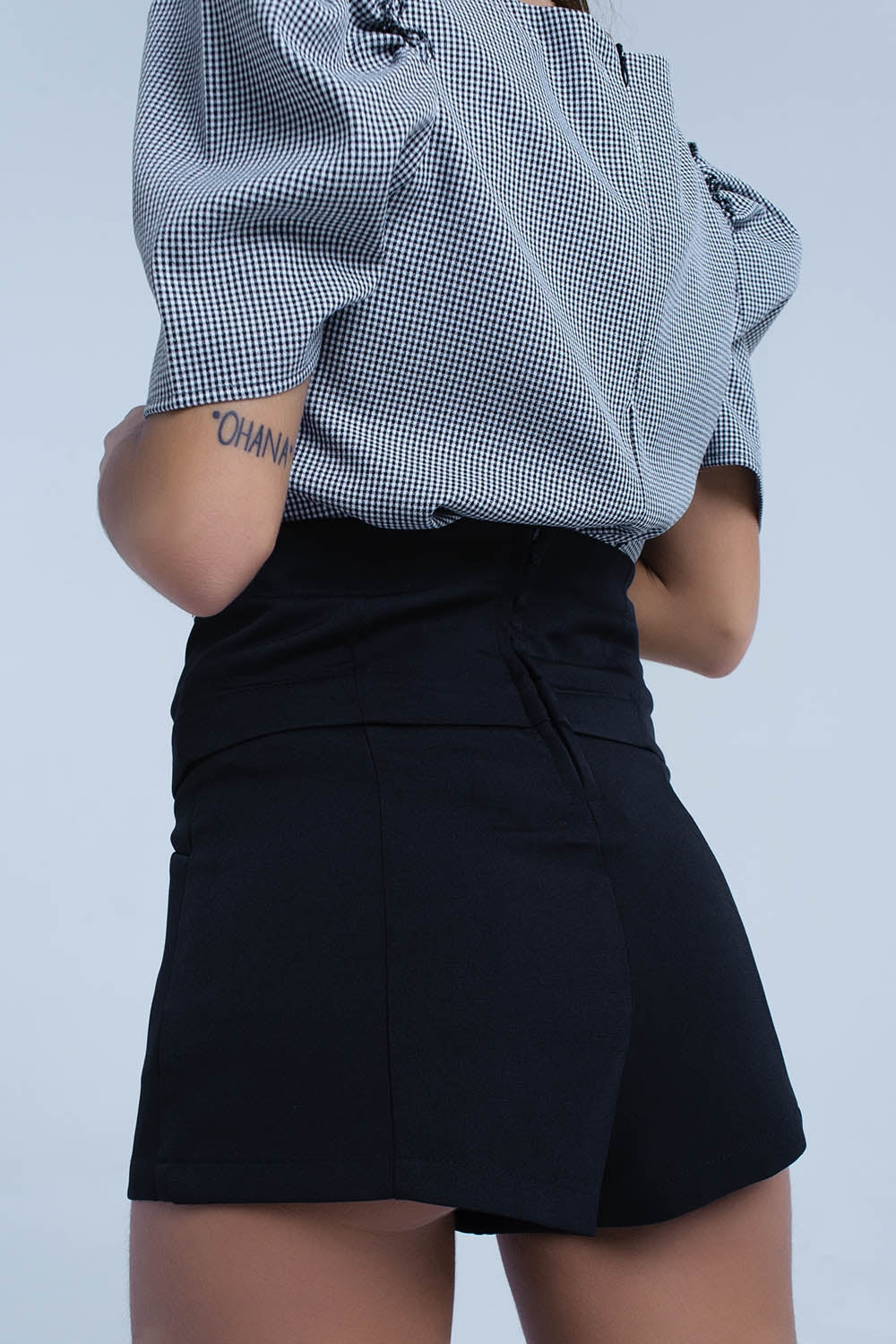 Pantaloncini neri con dettagli annodati