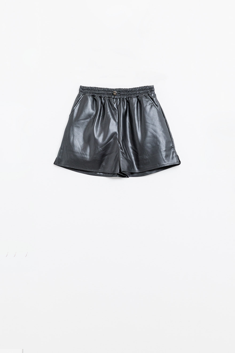 Pantaloncini neri in ecopelle con arricciatura in vita con coulisse