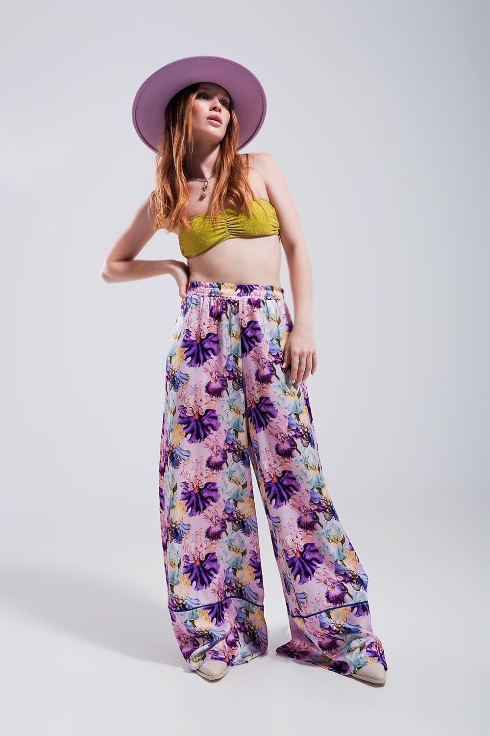 Pantaloni a fondo ampio a vita alta in raso a fiori viola