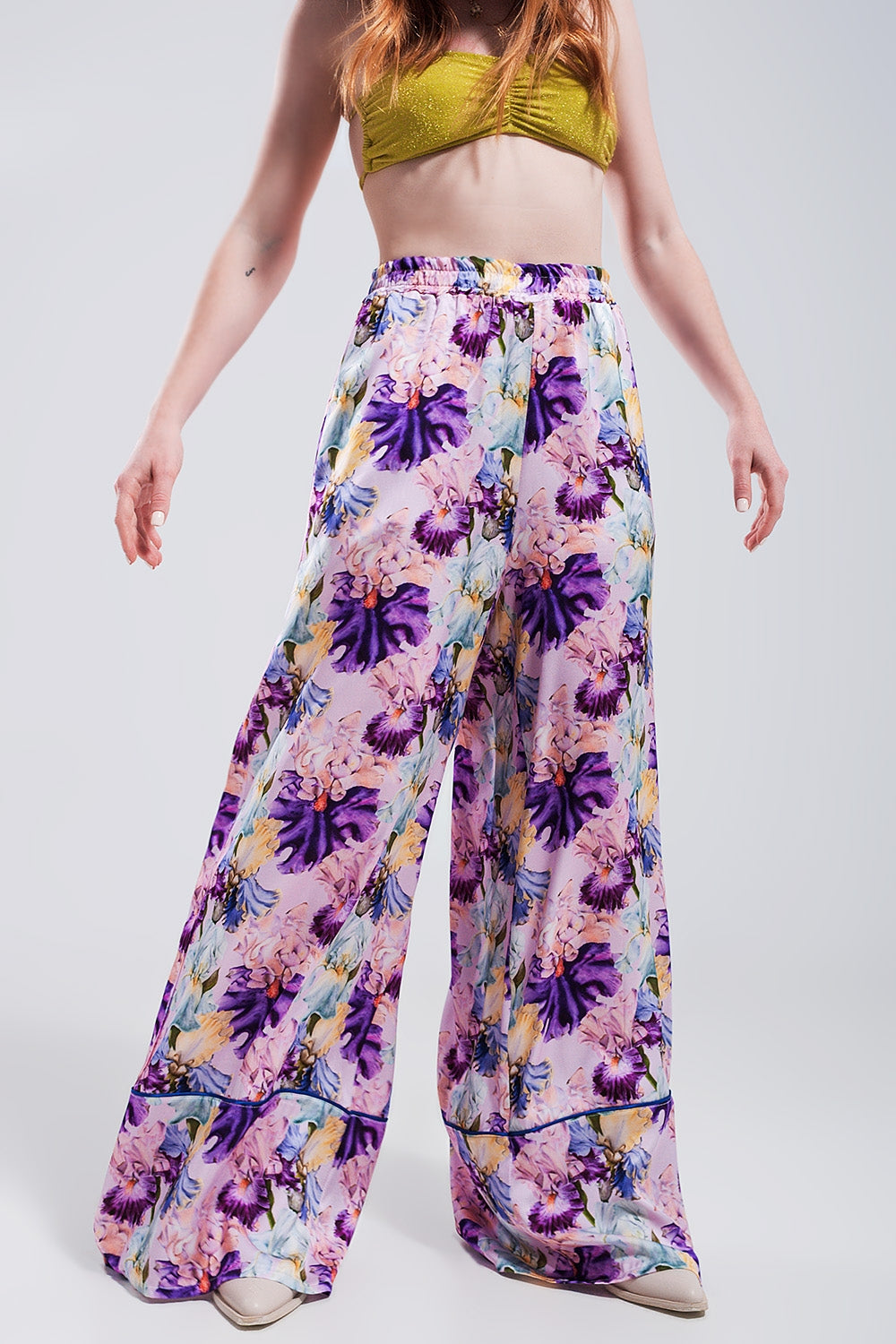 Pantaloni a fondo ampio a vita alta in raso a fiori viola