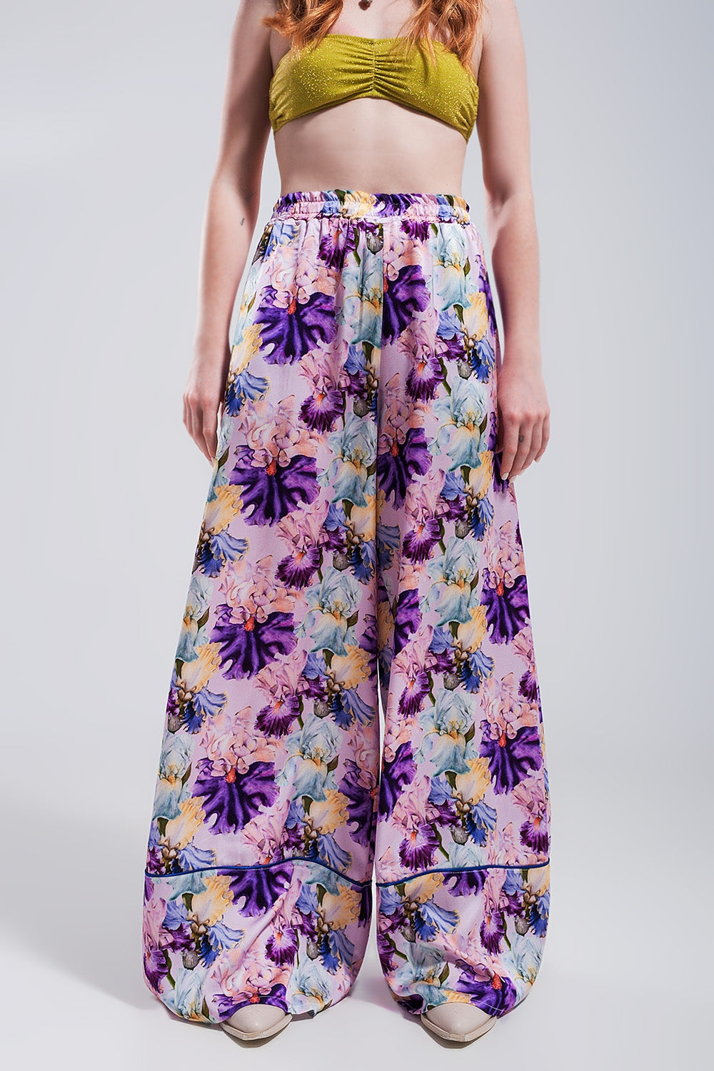 Pantaloni a fondo ampio a vita alta in raso a fiori viola