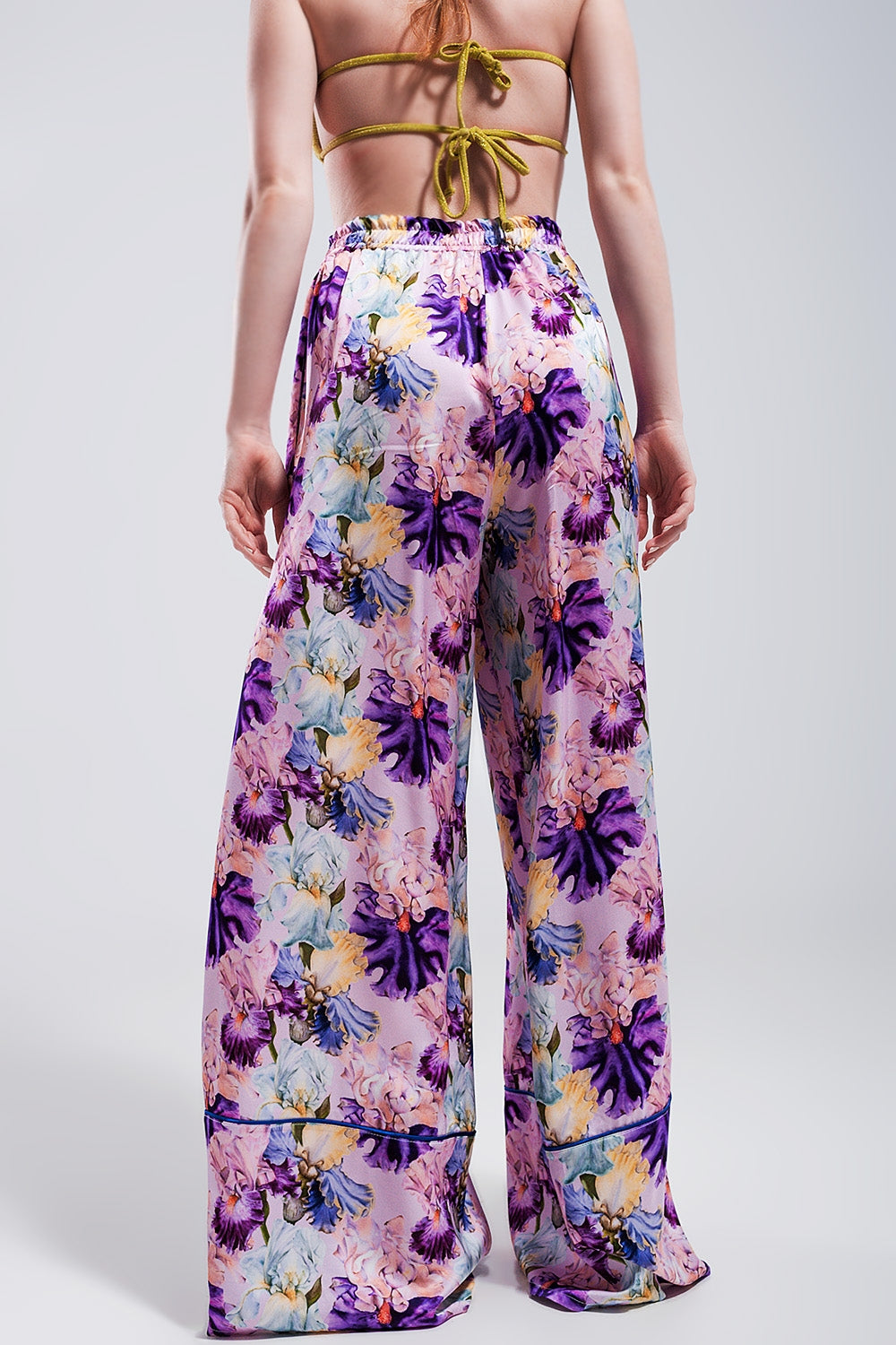 Pantaloni a fondo ampio a vita alta in raso a fiori viola
