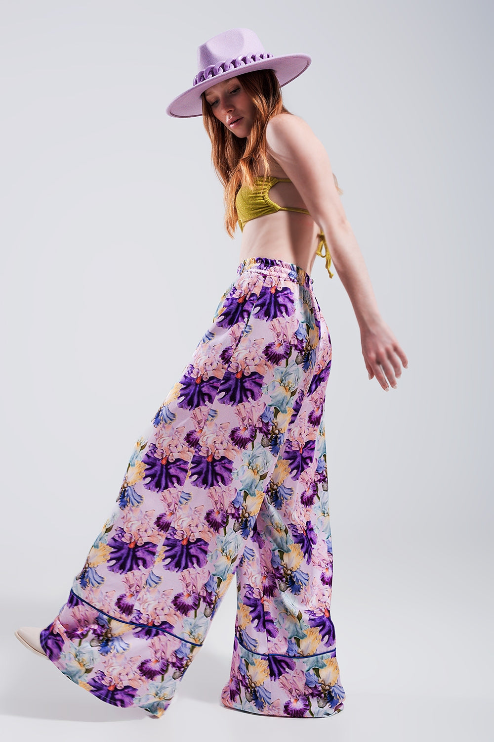 Pantaloni a fondo ampio a vita alta in raso a fiori viola