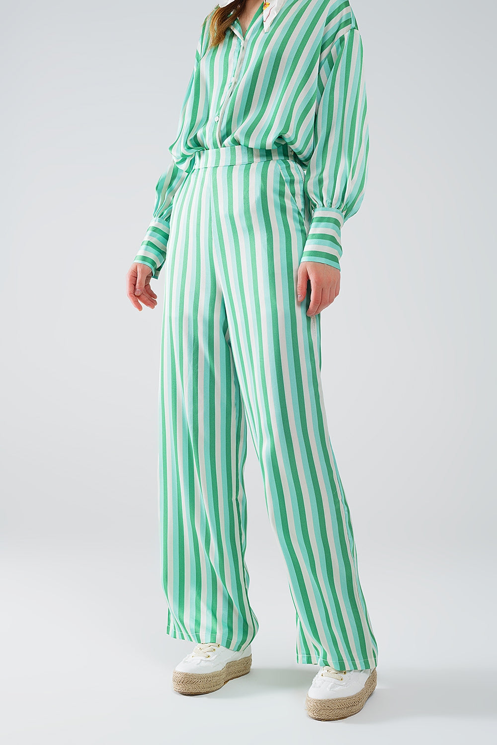 Pantaloni a gamba dritta a righe verticali in verde di raso