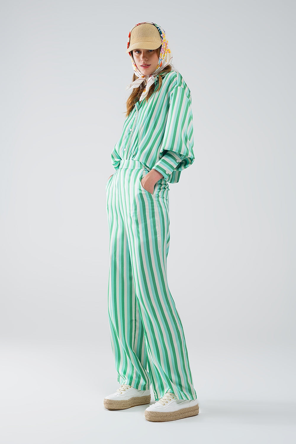 Pantaloni a gamba dritta a righe verticali in verde di raso