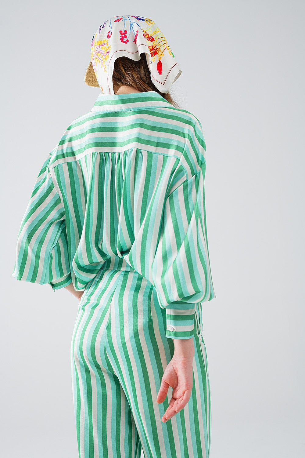 Pantaloni a gamba dritta a righe verticali in verde di raso