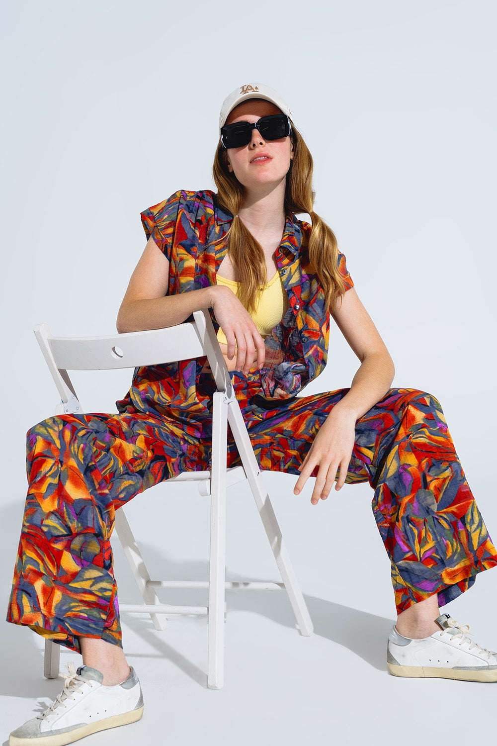 Pantaloni a gamba dritta con stampa floreale multicolore in Shades Of Red