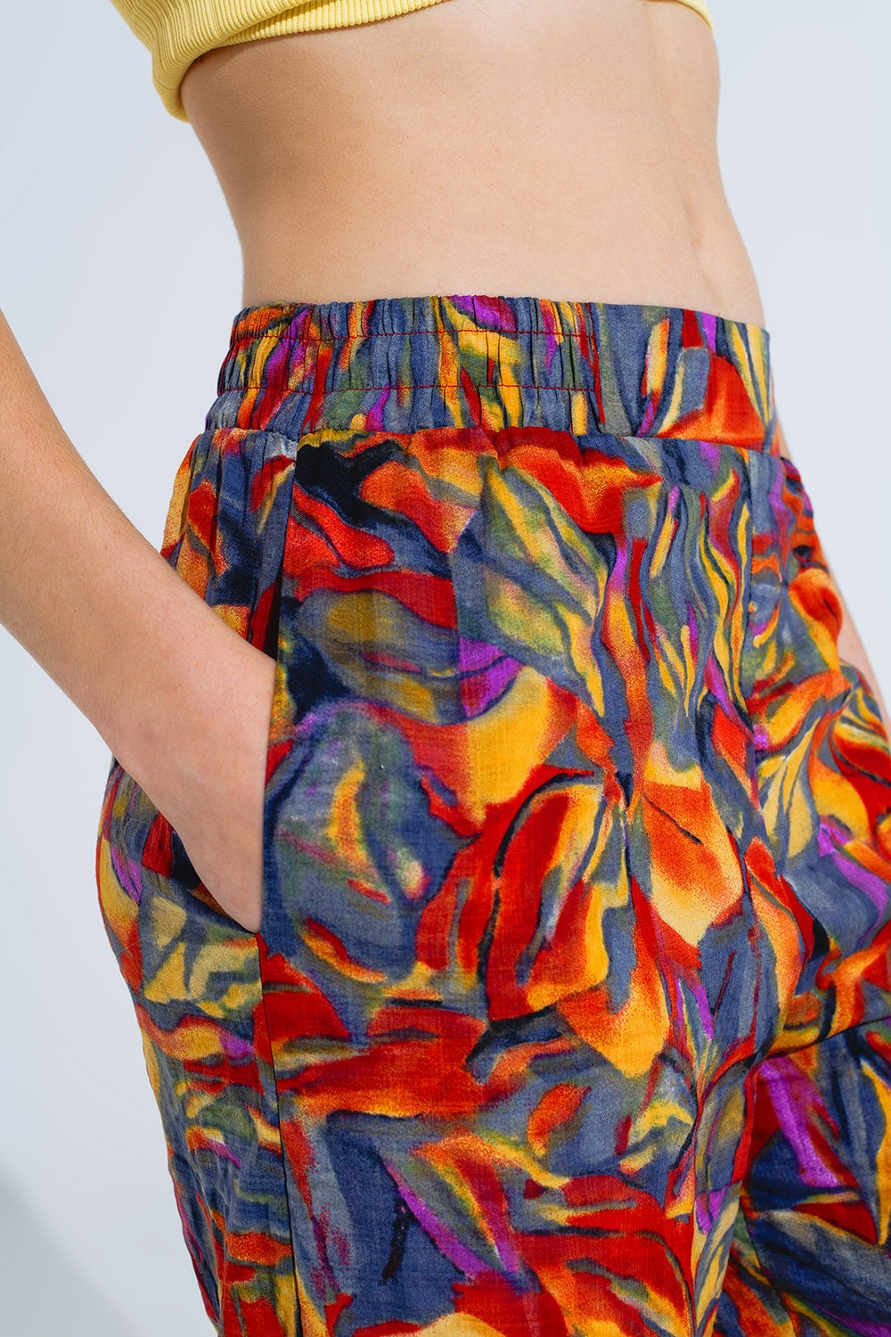 Pantaloni a gamba dritta con stampa floreale multicolore in Shades Of Red