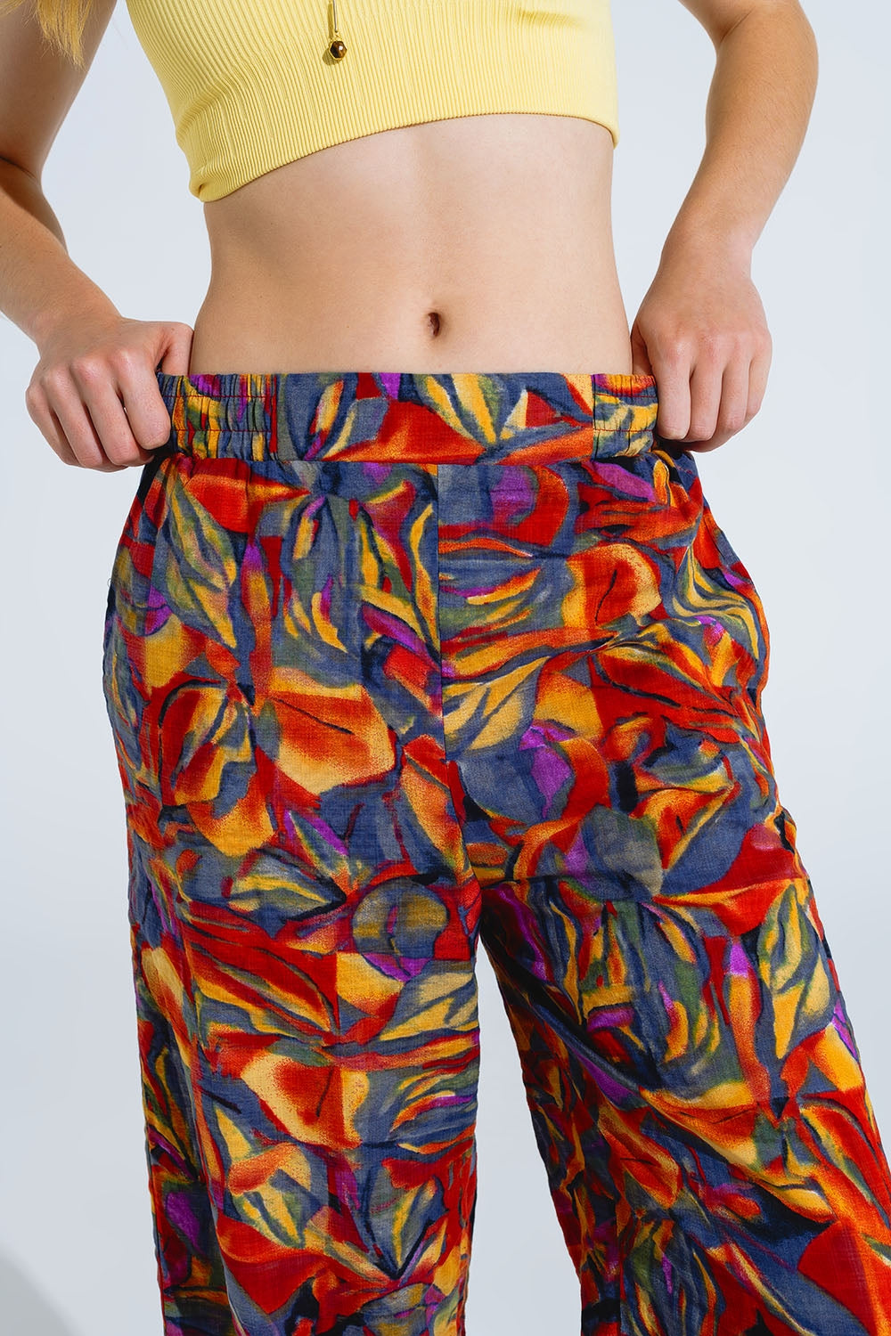 Pantaloni a gamba dritta con stampa floreale multicolore in Shades Of Red