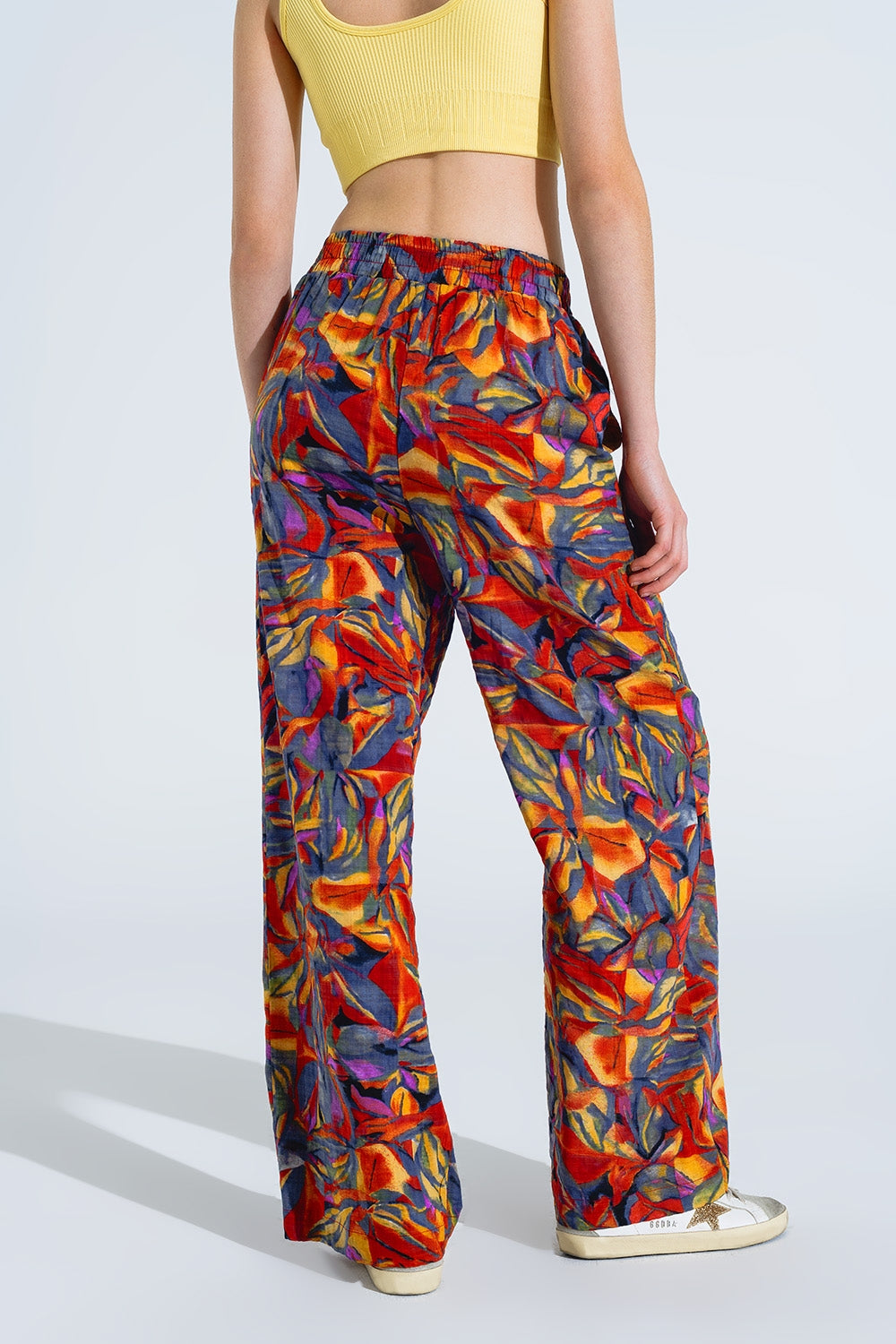 Pantaloni a gamba dritta con stampa floreale multicolore in Shades Of Red