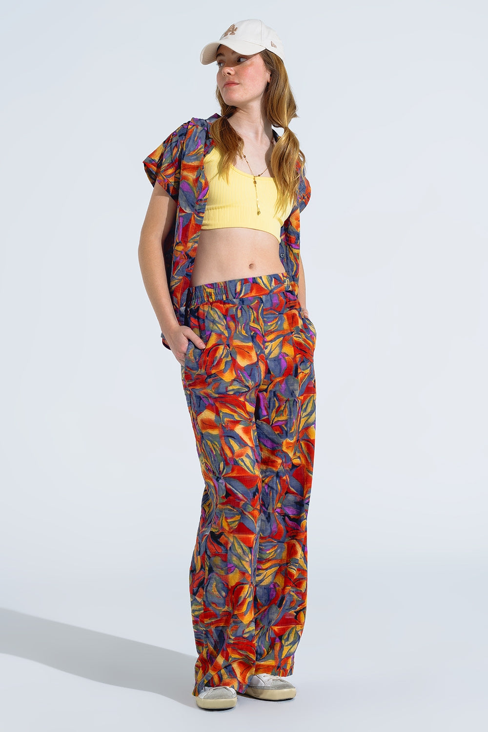 Pantaloni a gamba dritta con stampa floreale multicolore in Shades Of Red