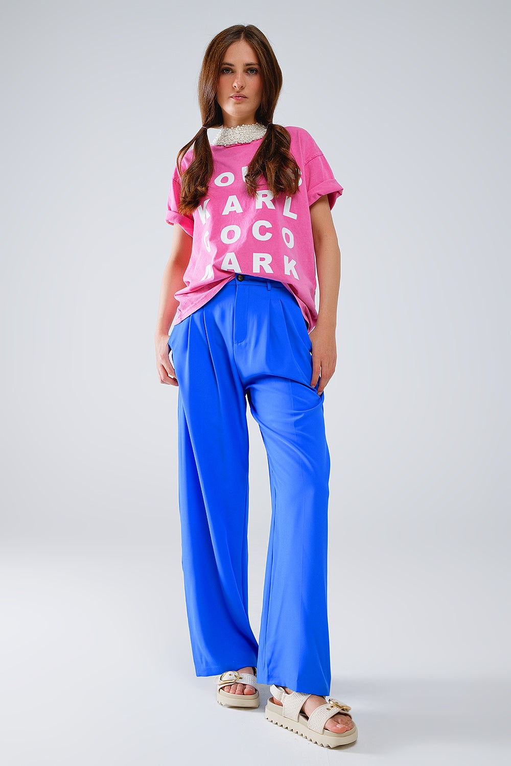 Pantaloni a gamba dritta con tasche laterali e pinces in blu