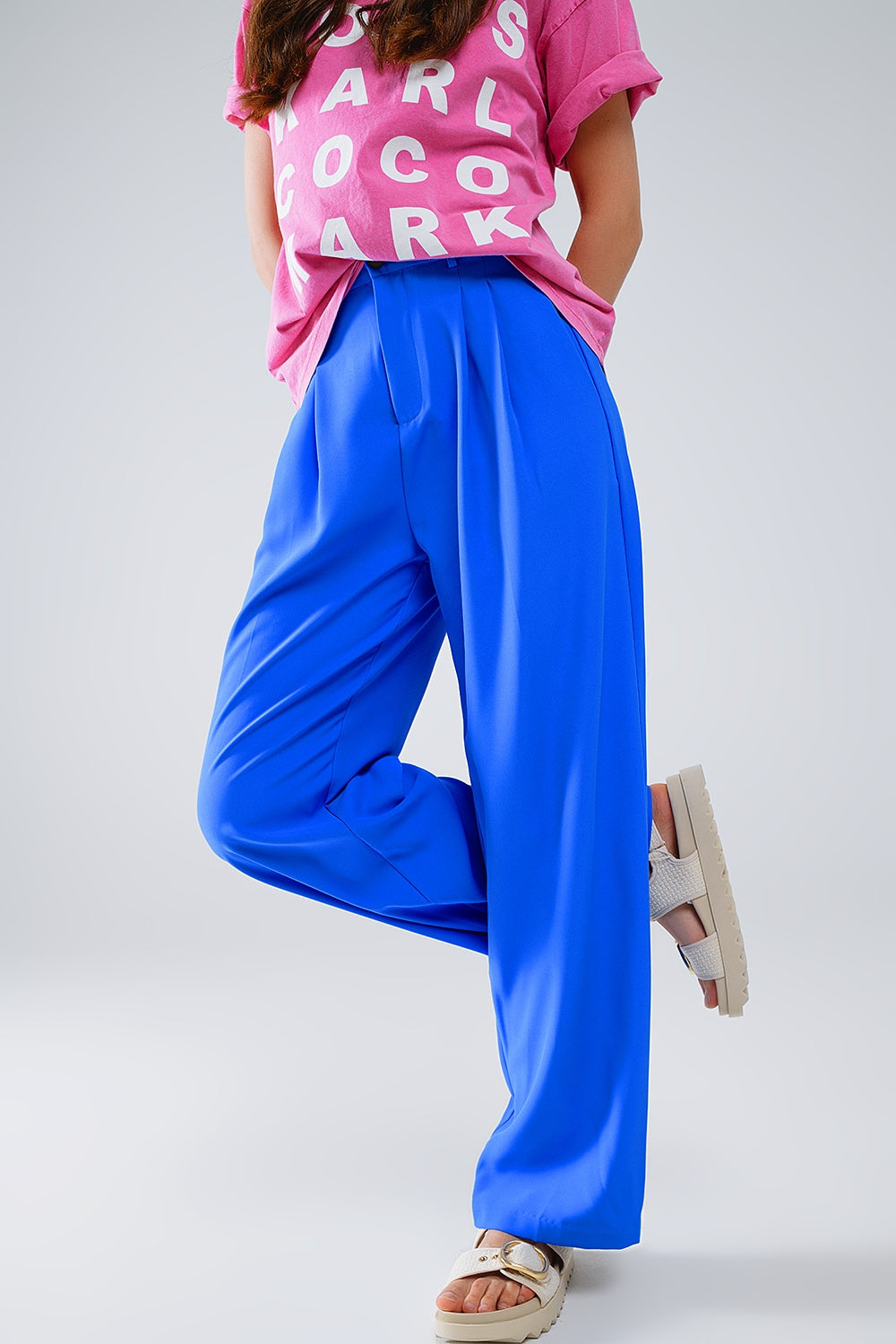 Pantaloni a gamba dritta con tasche laterali e pinces in blu