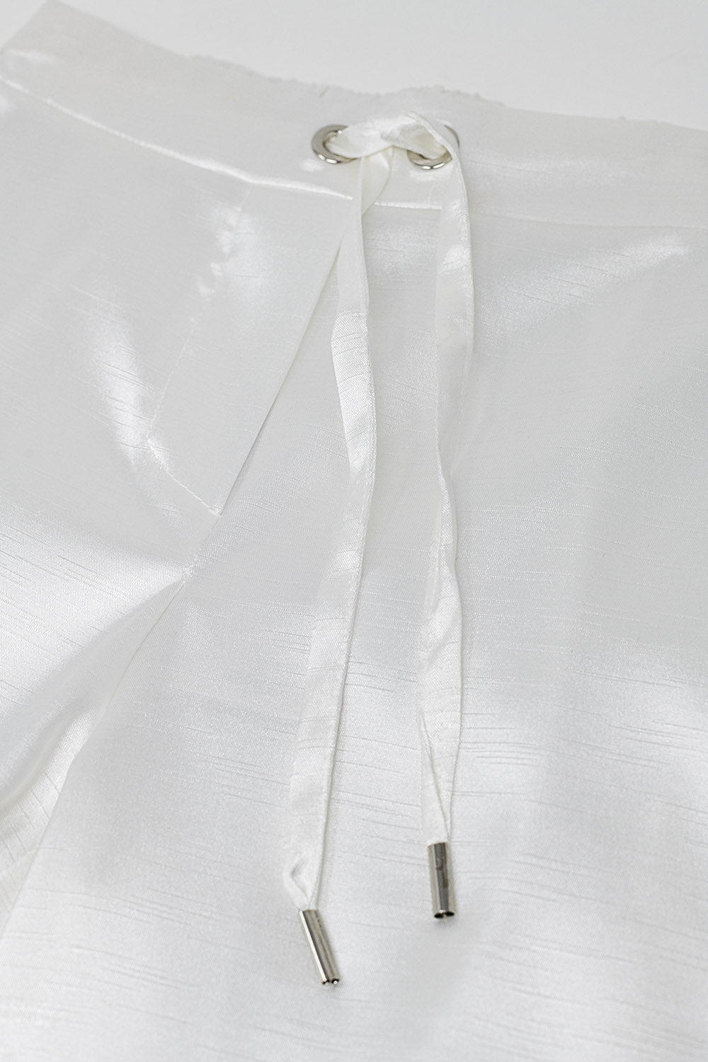 Pantaloni a gamba larga a vita alta in raso bianco con coulisse