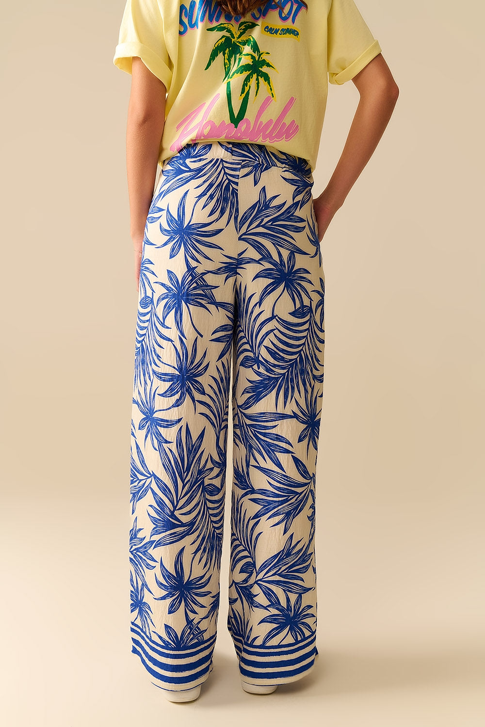 Pantaloni a gamba larga bianchi con stampa tropicale blu