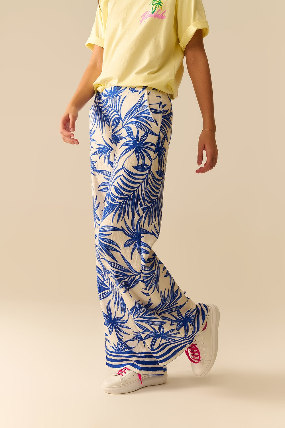 Pantaloni a gamba larga bianchi con stampa tropicale blu