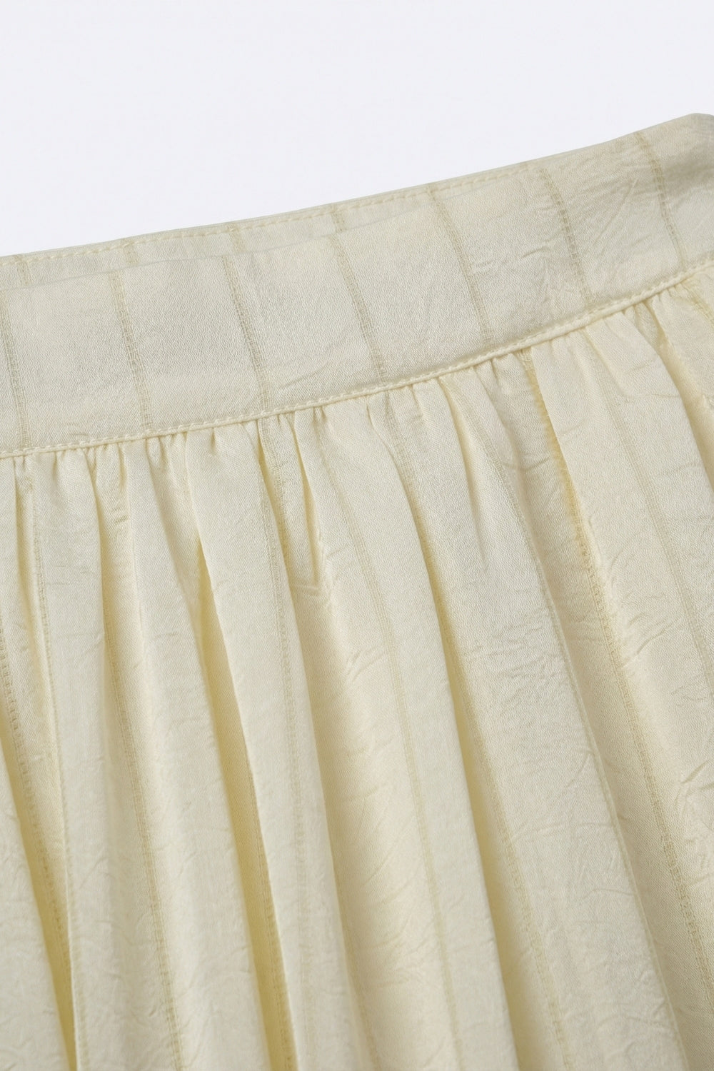 Pantaloni a palloncino a vita alta color crema con polsini abbottonati