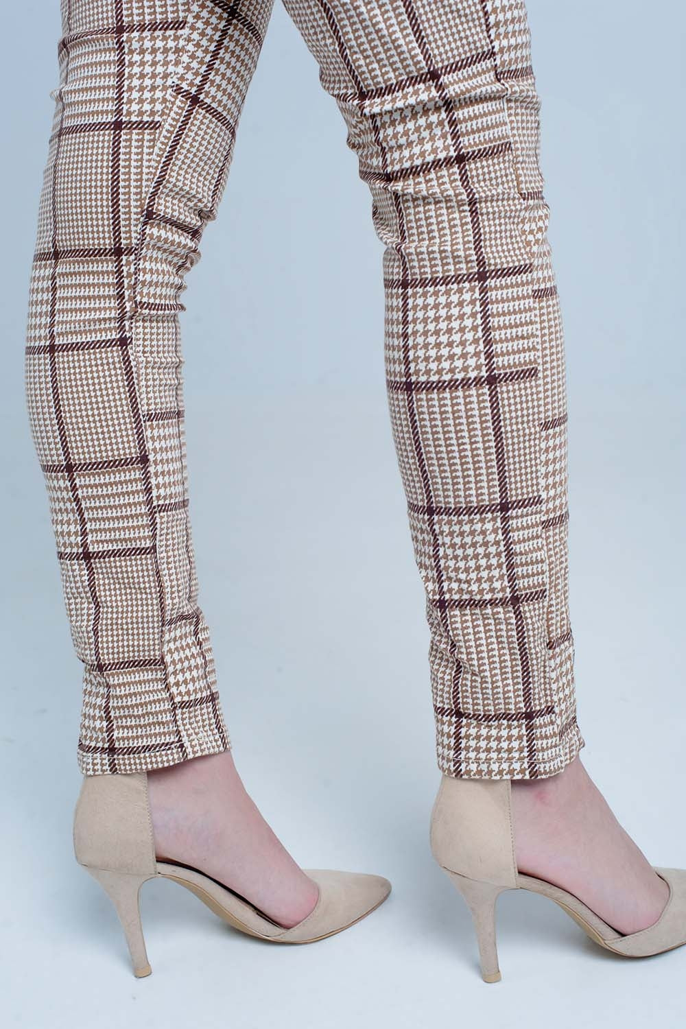 Pantaloni a quadri beige con pulsante