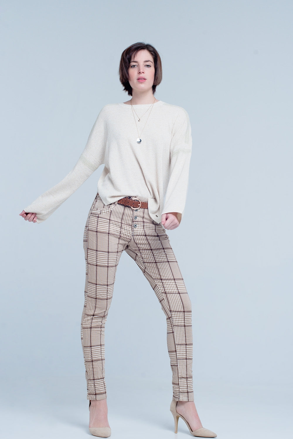 Pantaloni a quadri beige con pulsante