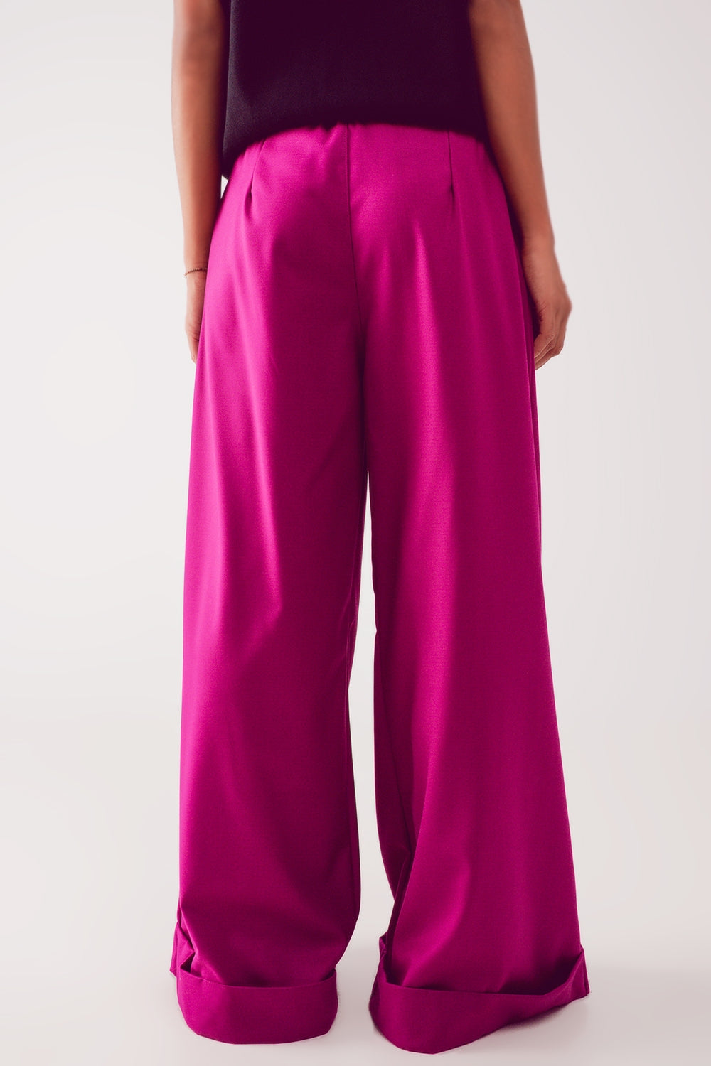 Pantaloni a vestibilità ampia con pieghe in fucsia