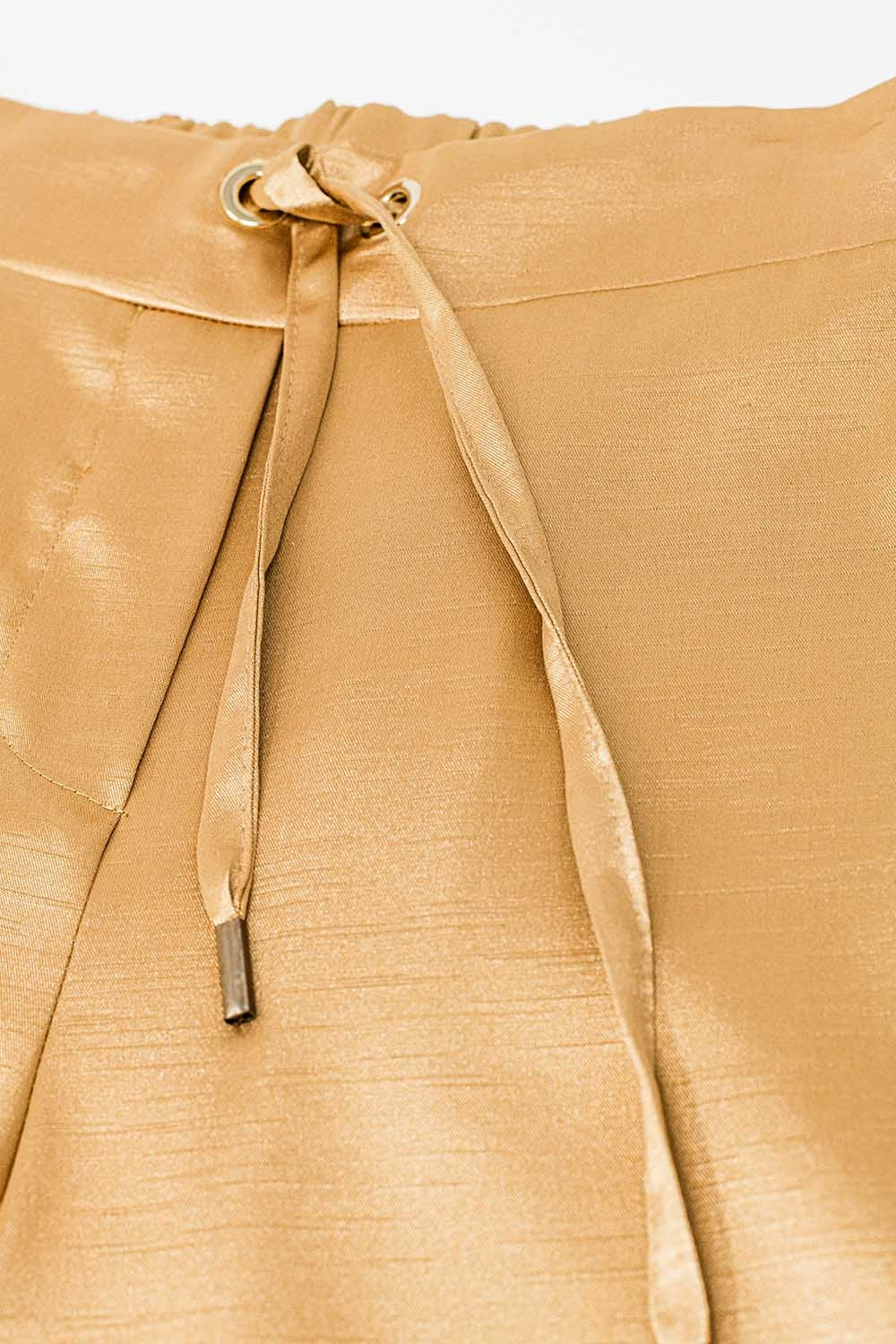 Pantaloni a vita alta a gamba larga in raso beige dorato con coulisse