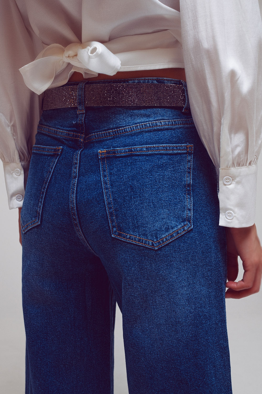 Pantaloni a zampa con dettagli in diamante sul lato lavaggio medio