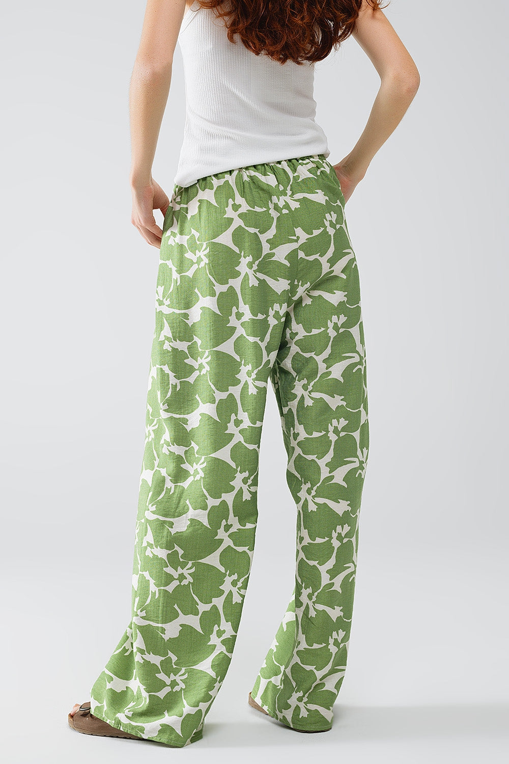 Pantaloni a zampa elasticizzati con stampa floreale verde
