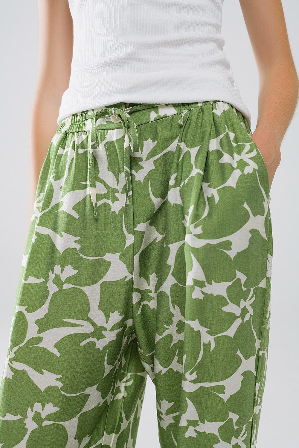 Pantaloni a zampa elasticizzati con stampa floreale verde