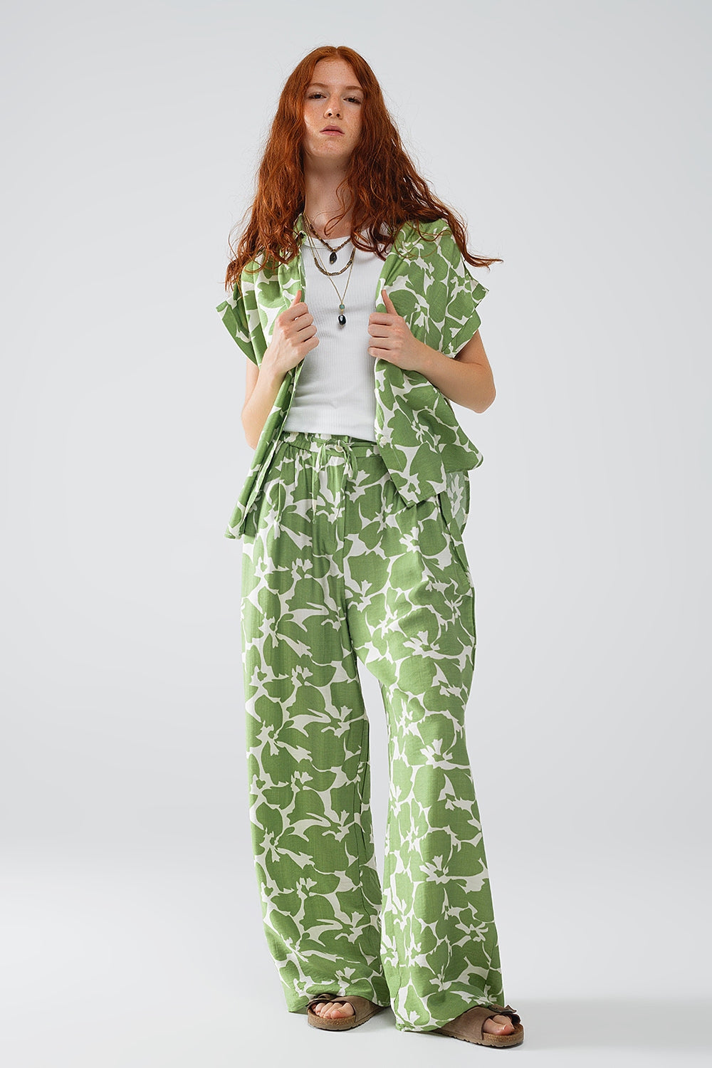 Pantaloni a zampa elasticizzati con stampa floreale verde