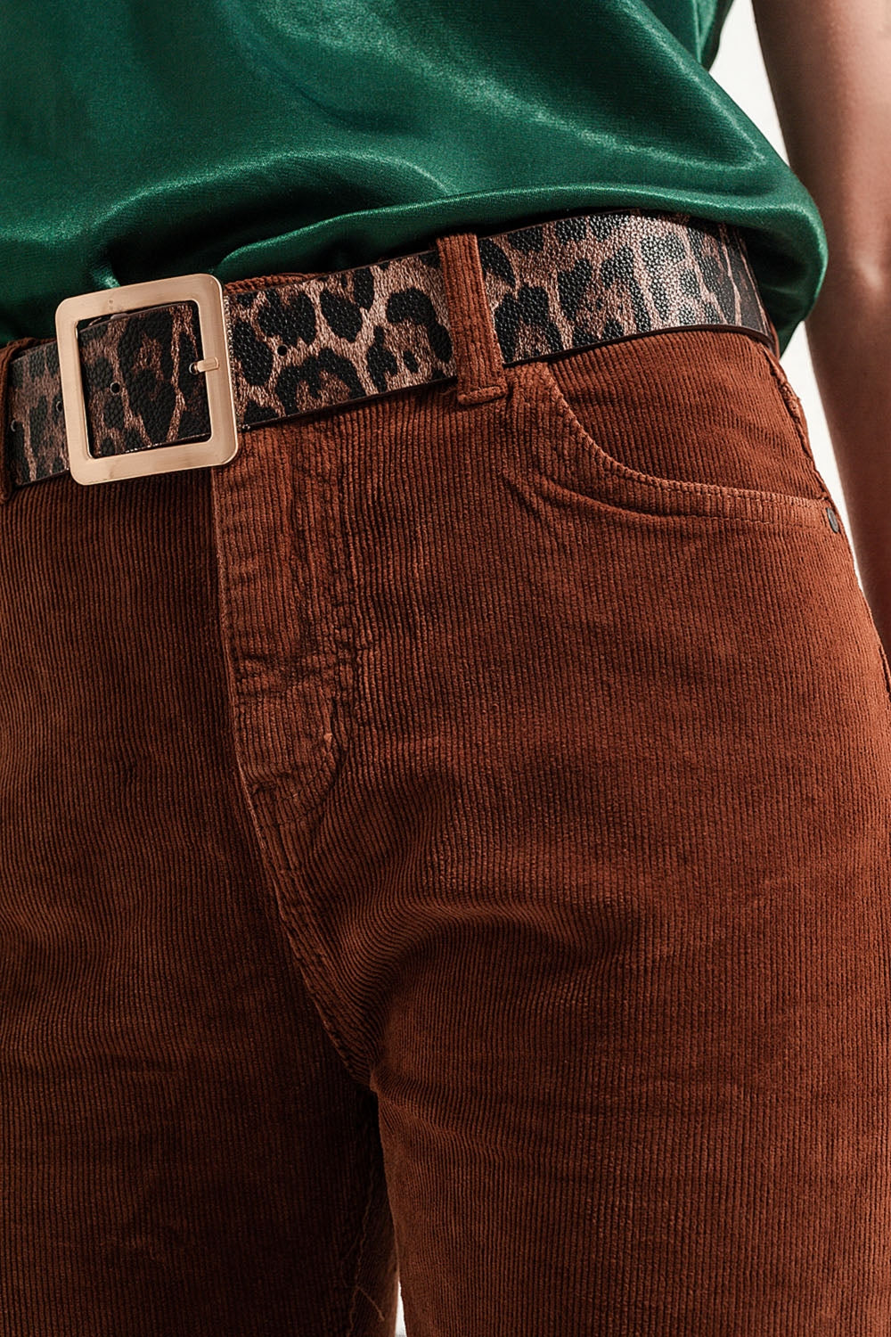 Pantaloni a zampa in velluto a coste color marrone