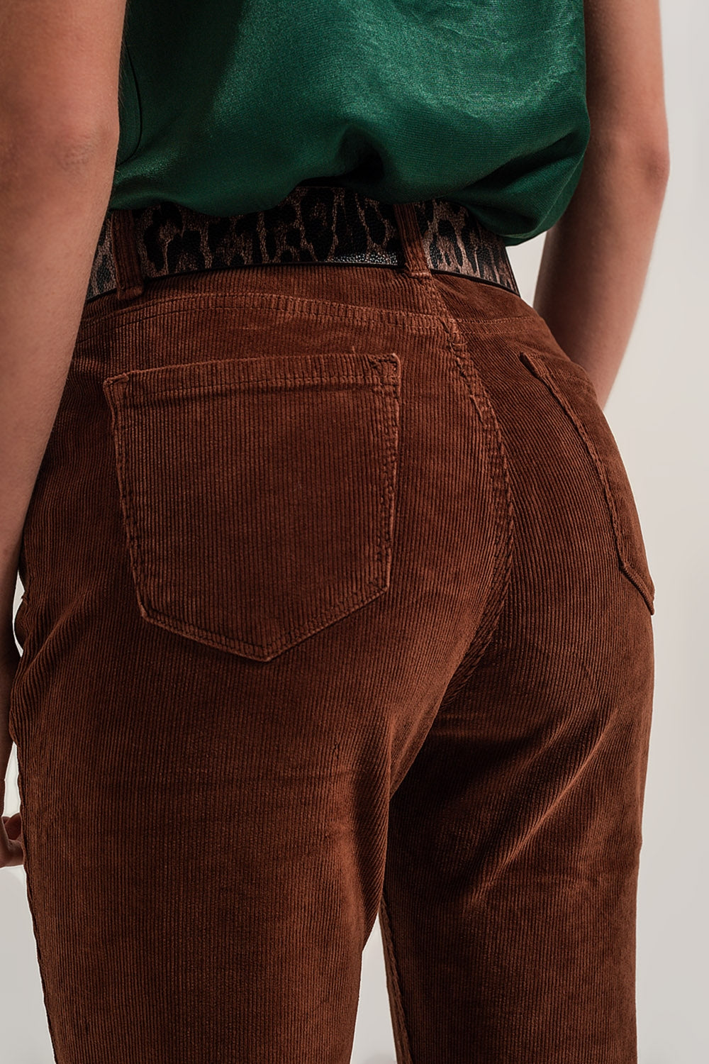 Pantaloni a zampa in velluto a coste color marrone