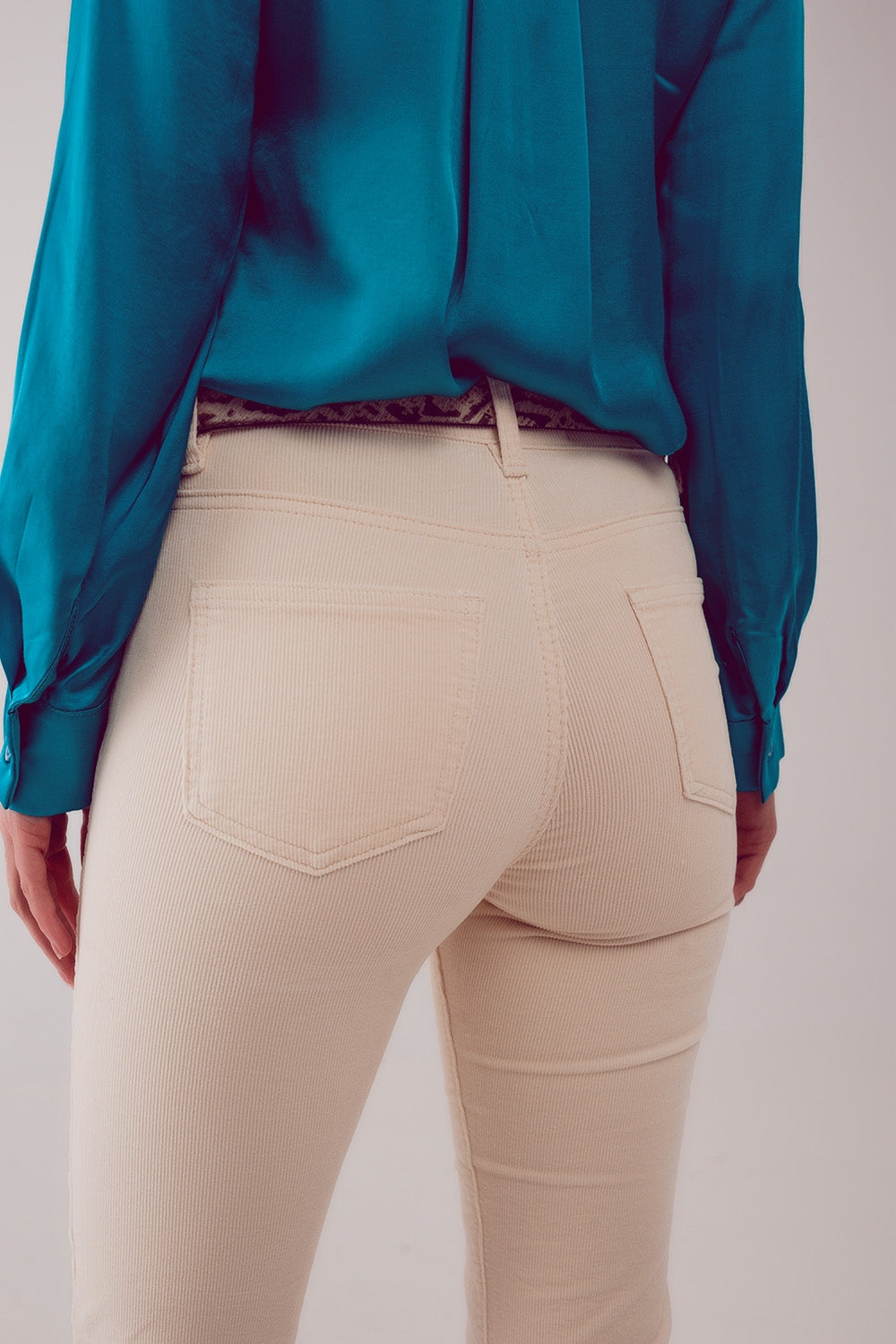 Pantaloni a zampa in velluto a coste crema