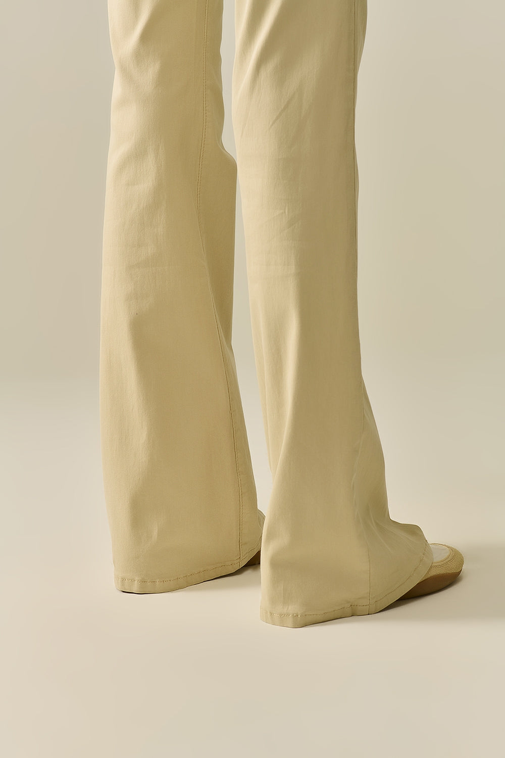 Pantaloni Beige a Zampa Comodi ed Elasticizzati