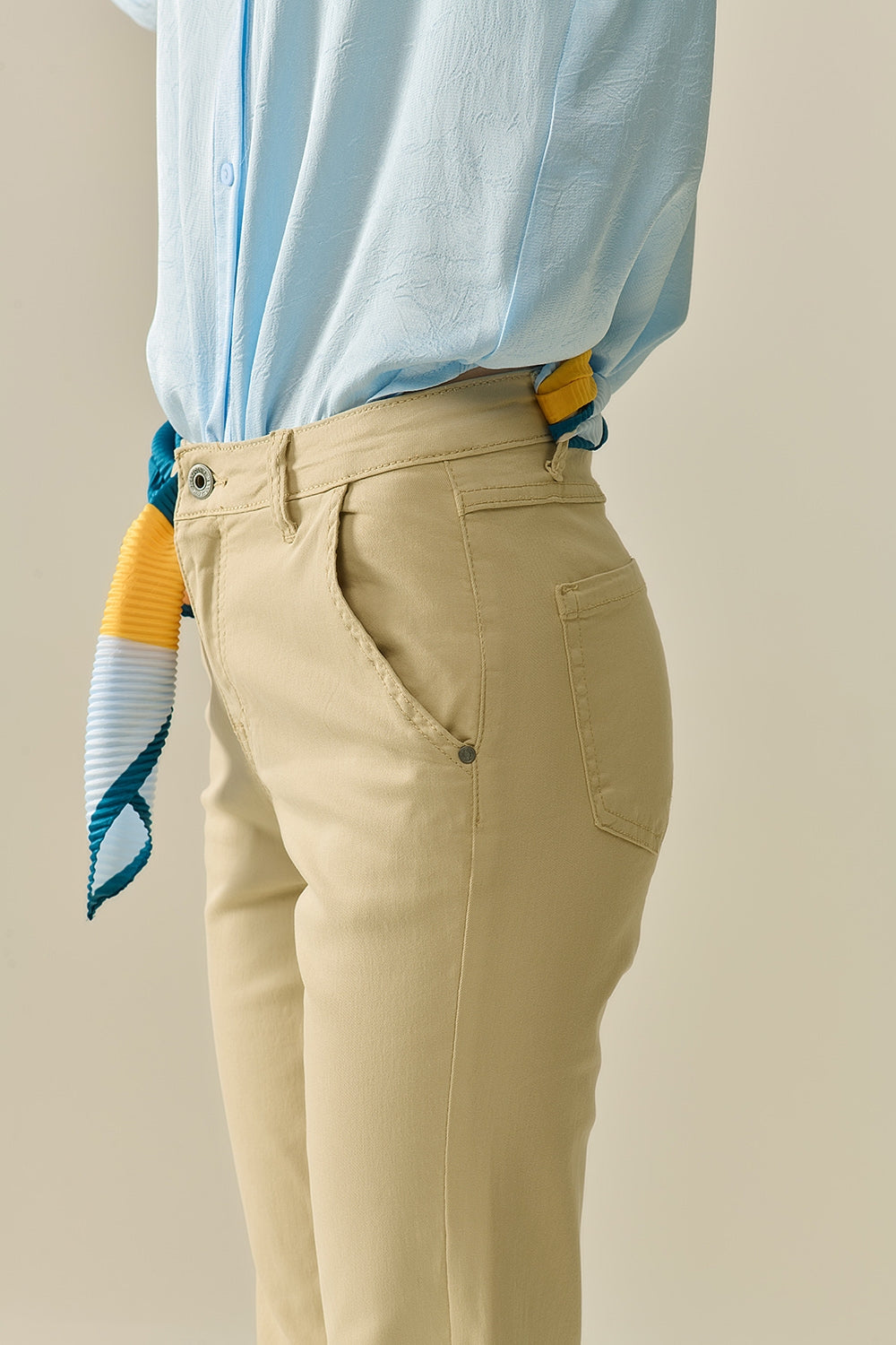Pantaloni Beige a Zampa Comodi ed Elasticizzati