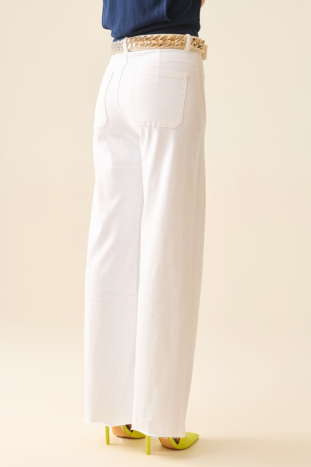 Pantaloni bianchi a gamba dritta con tasche frontali