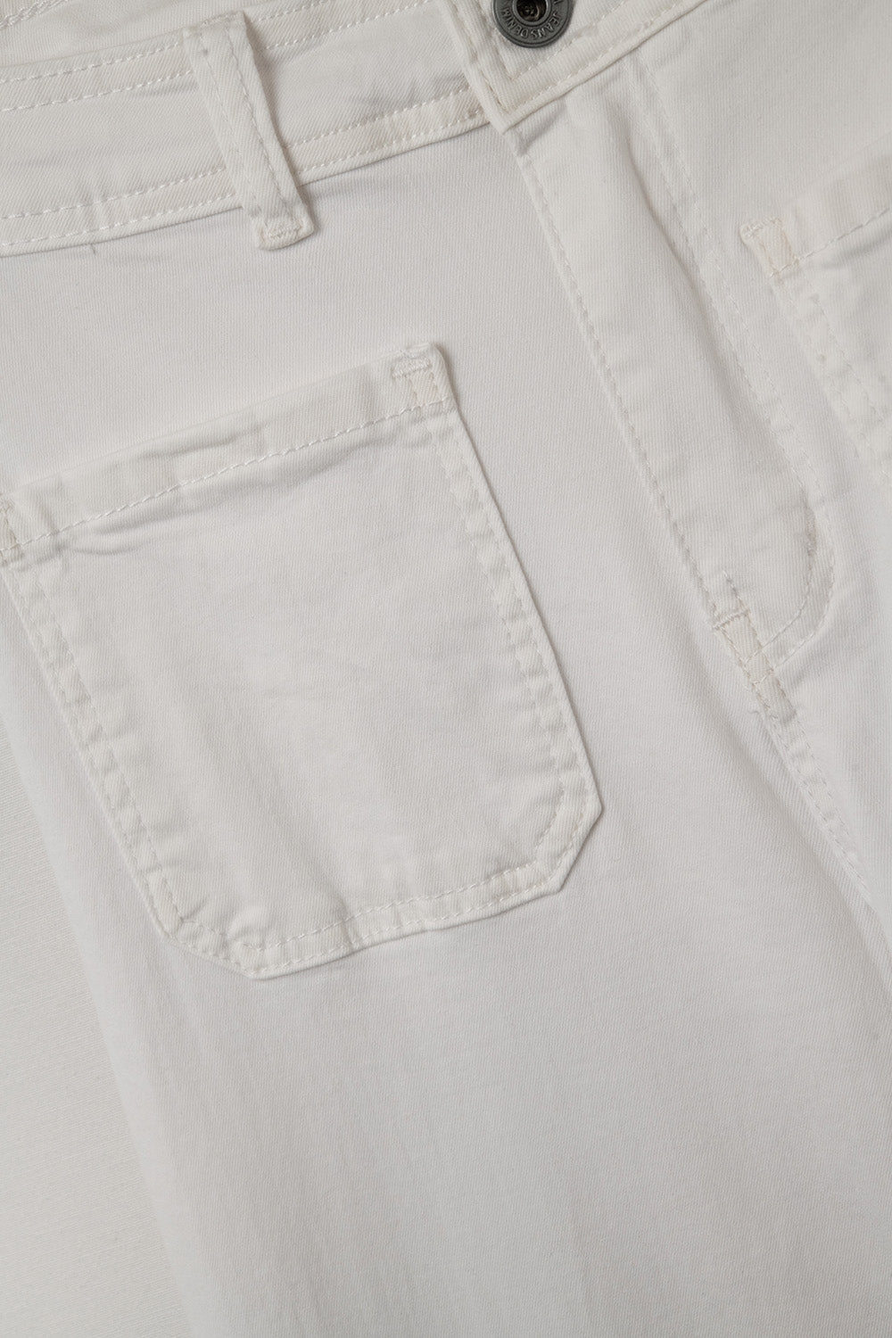 Pantaloni bianchi a gamba dritta con tasche frontali