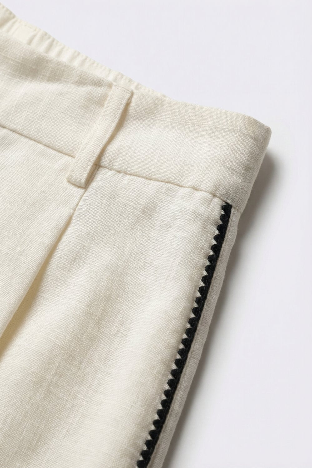 Pantaloni bianchi a gamba larga con dettaglio laterale a zig-zag blu navy