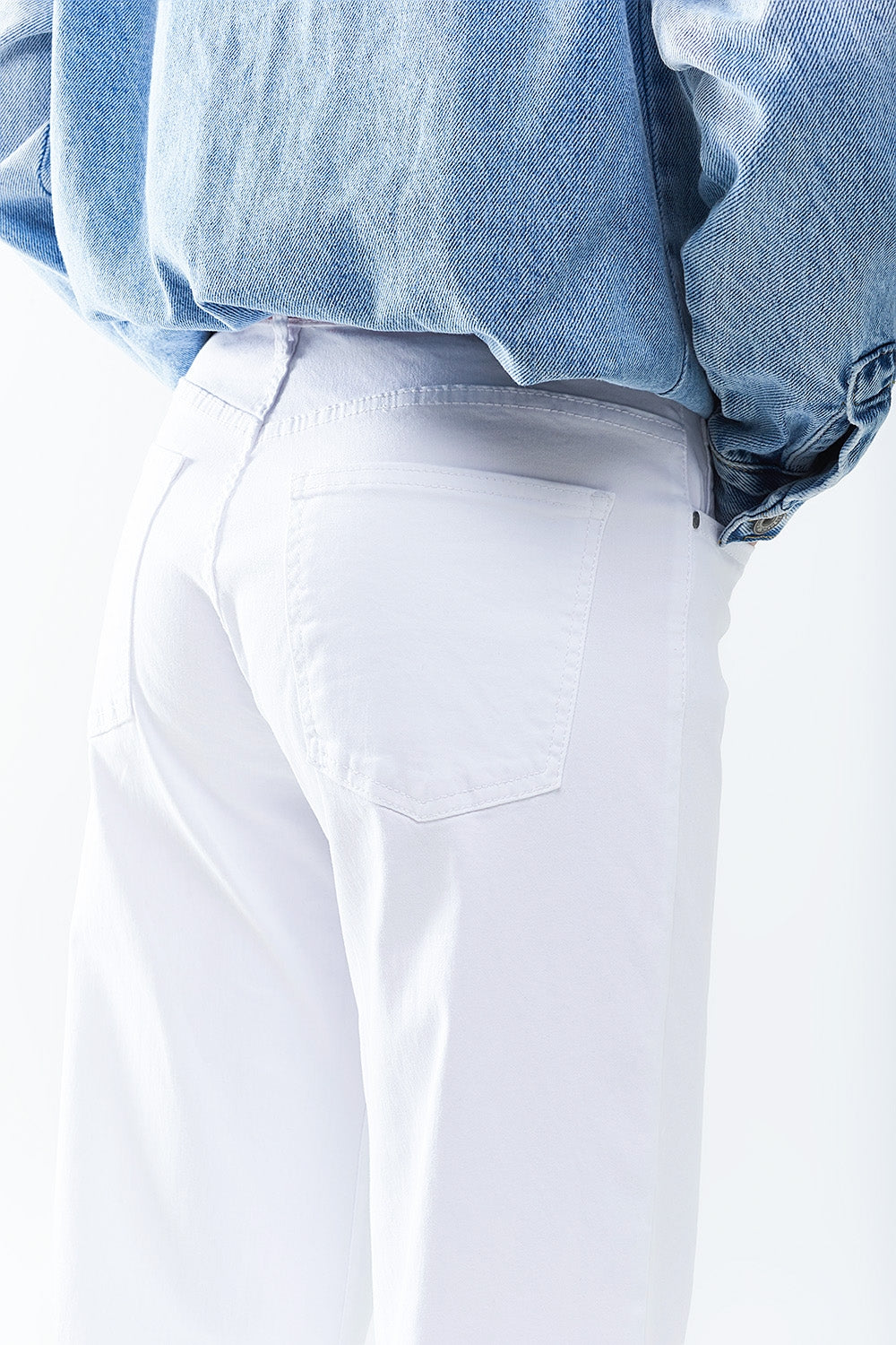 Pantaloni bianchi a gamba larga