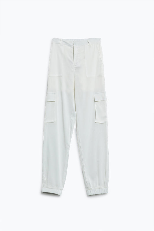 Q2 Pantaloni bianchi raso con tasche laterali e passanti per cintura