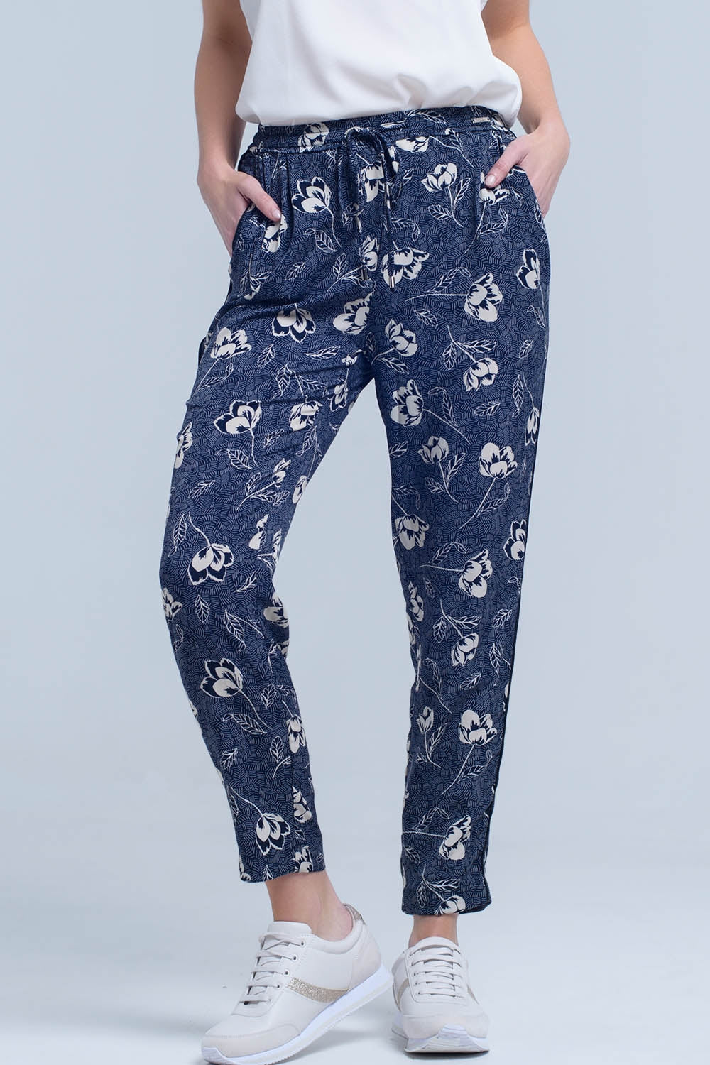 Q2 Pantaloni blu navy con stampa floreale