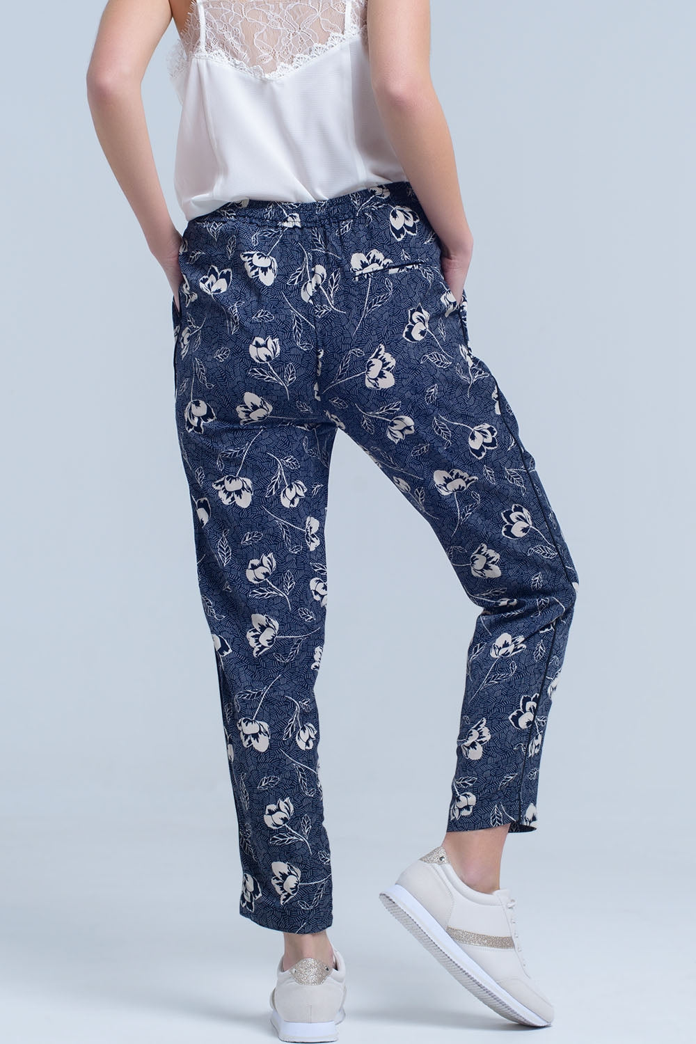 Pantaloni blu navy con stampa floreale