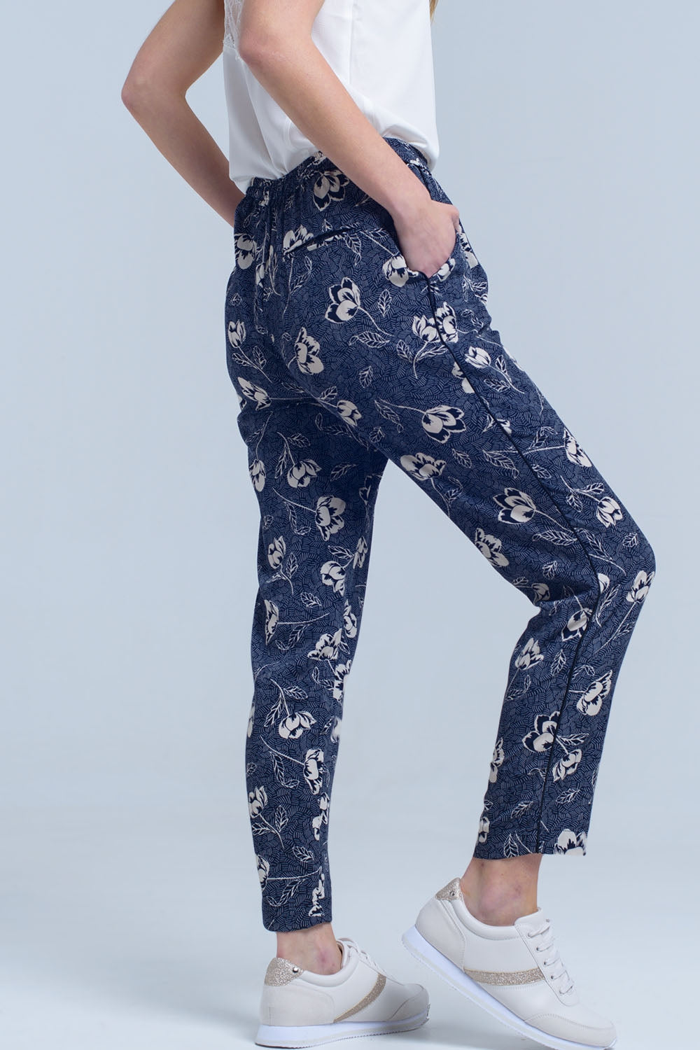 Pantaloni blu navy con stampa floreale