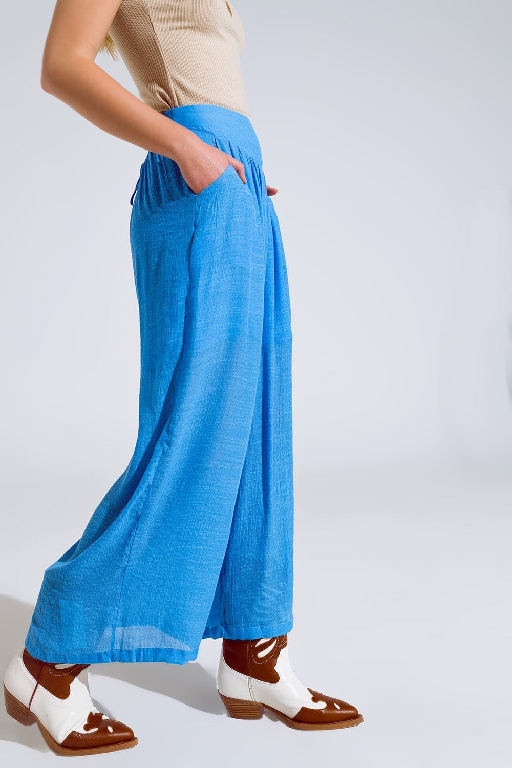 Pantaloni blu stile palazzo con tasche laterali e banda spessa in vita