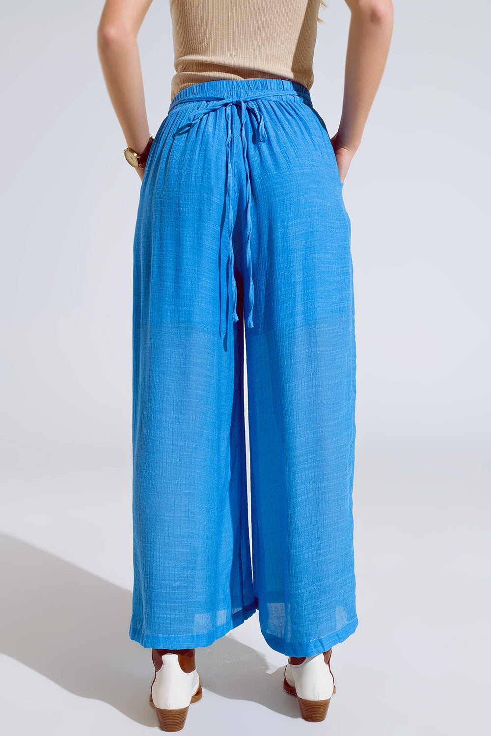 Pantaloni blu stile palazzo con tasche laterali e banda spessa in vita