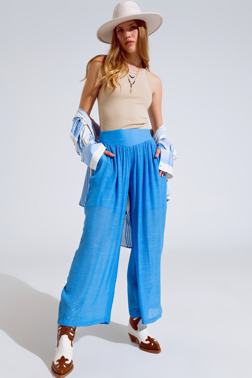 Pantaloni blu stile palazzo con tasche laterali e banda spessa in vita