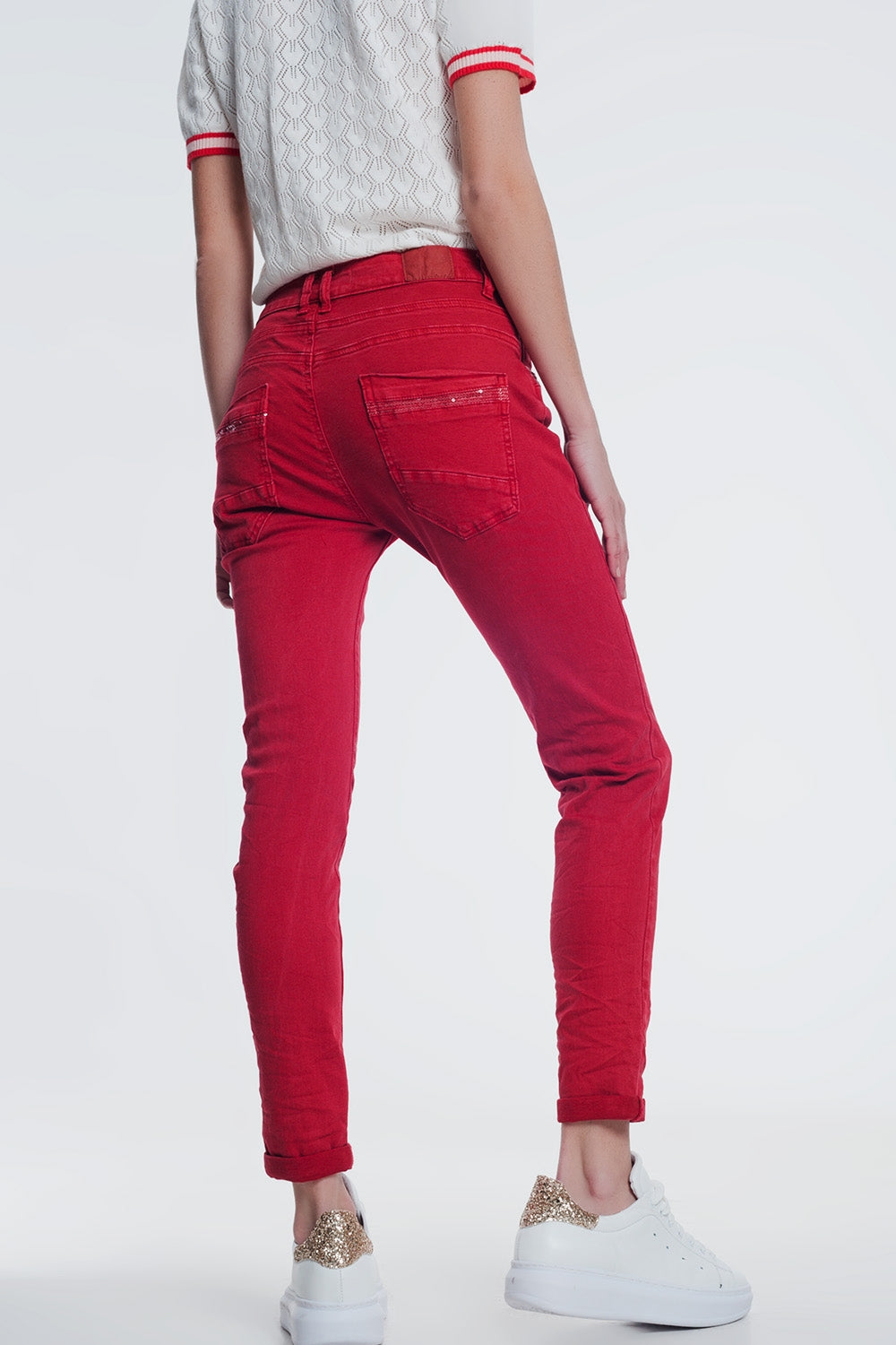 Pantaloni boyfriend rosso con dettaglio tascabile di paillettes