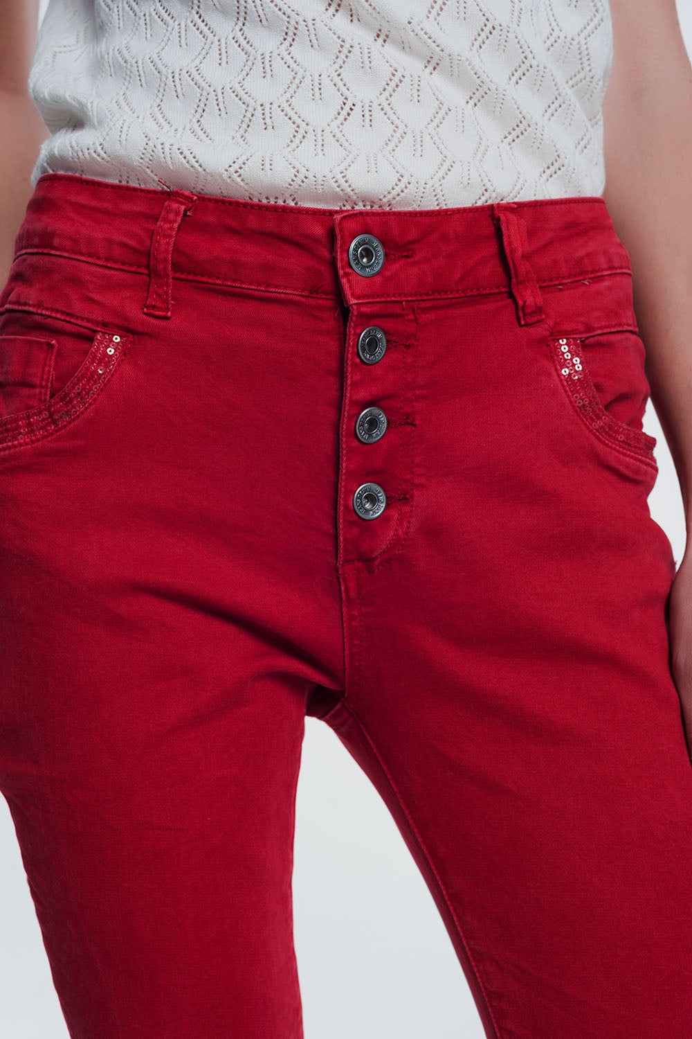 Pantaloni boyfriend rosso con dettaglio tascabile di paillettes